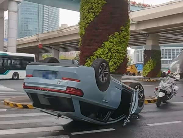 盟配资 徐汇一路口，SUV擦撞桥墩翻车